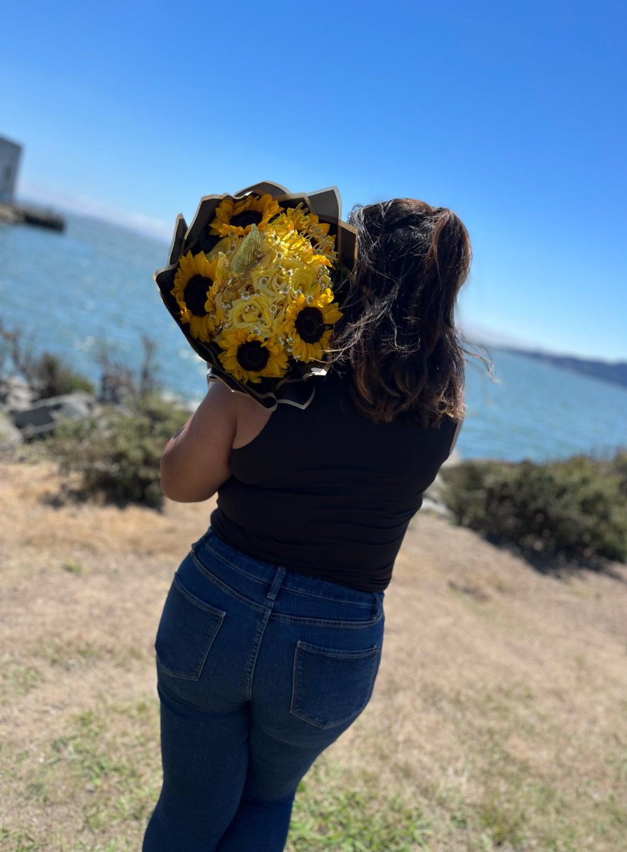 andrearzx6's tweet photo. Birthday Flowers from my bf🙈🌻💛

hella forgot to post it here 😩 https://t.co/tw1hQxcPSv