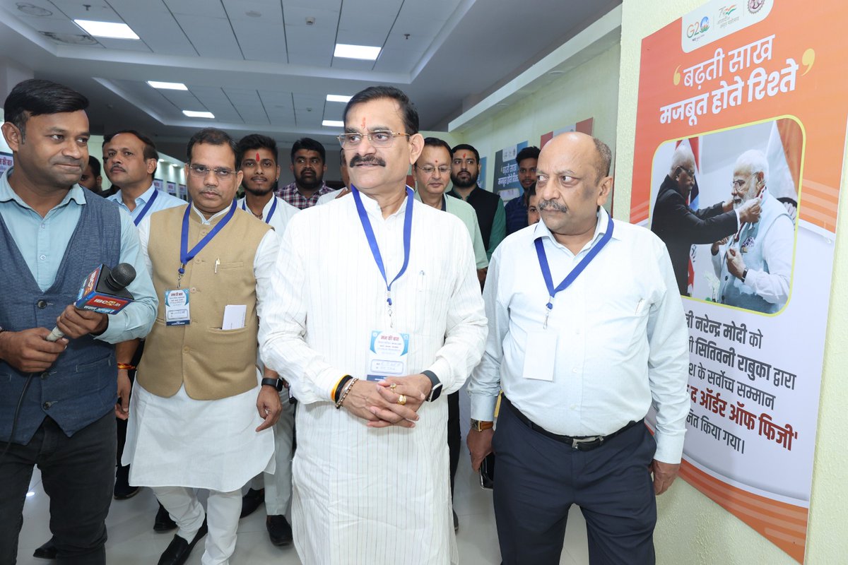 ViruGadri's tweet photo. भोपाल में प्रारम्भ हुआ मैराथन सेमिनार,
PM मोदी के मन की बात 100घण्टे लगातार।
प्रथम सत्र का उद्घाटन प्रदेश अध्यक्ष आदरणीय @vdsharmabjp जी ने किया।
@narendramodi 
@AmitShah @BJP4India @ChouhanShivraj
@HitanandSharma @Harisingh56
@BJP4MP #मैराथन_सेमिनार_भोपाल 
#MannKiBaat_NotOut100 https://t.co/2Lwm7ldiXc