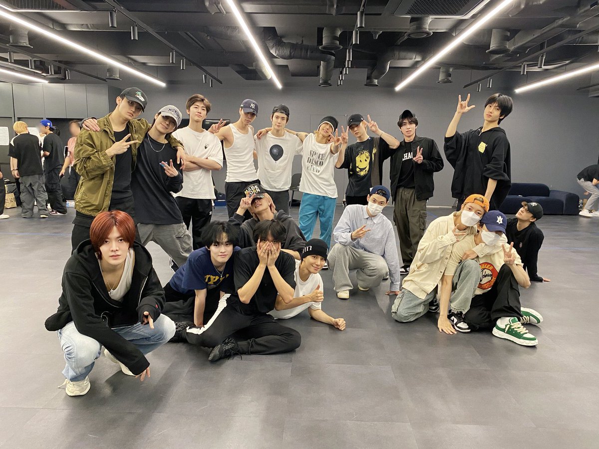 MNHYEONGL's tweet photo. Letting you know that we’re in the house cookin’ something (definitely not eggs). https://t.co/EK0k0J3jko