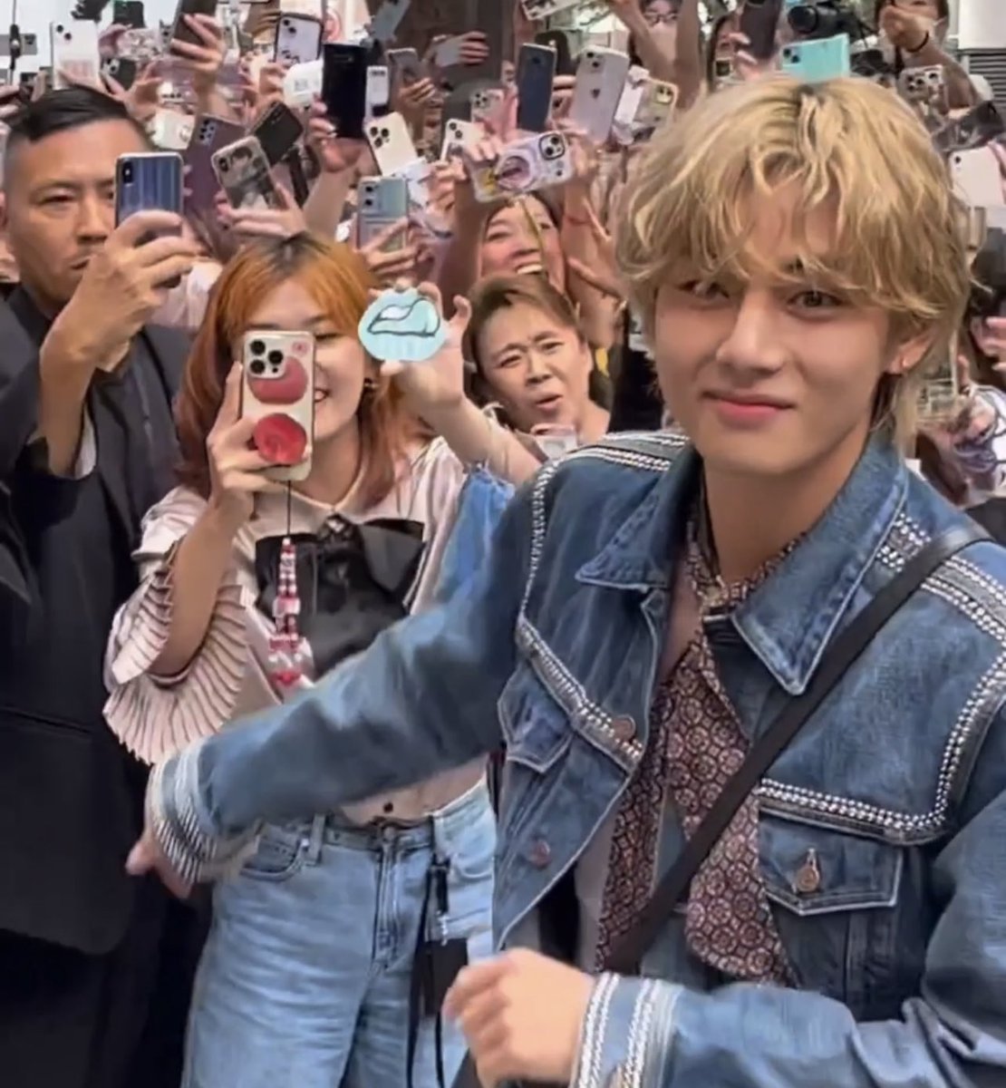 taehyvngpics's tweet photo. KIM TAEHYUNG YOU'RE SO PRETTY https://t.co/3QVnj9oTDl