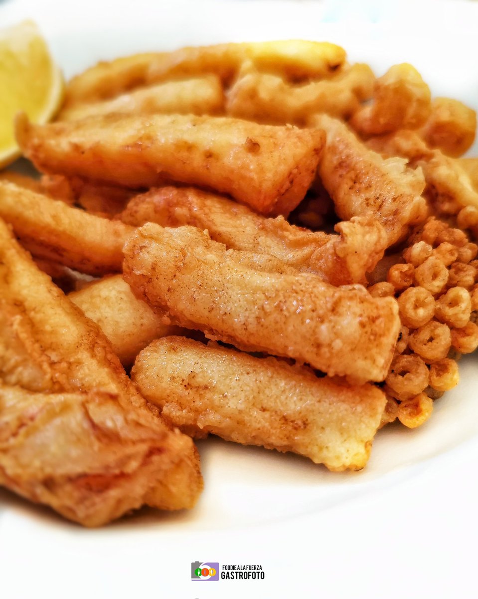 Calamares frescos fritos. Súper buenos en @lospisones_casadecom

#gastronomiaasturiana #fotogastronomica #gijon #cocinaasturiana #comerenasturias #asturias
#igersgastro #ig_gourmet #cocinaespañola #calamaresfritos #spanishgastronomy #restaurantesasturias 
#productosdeespaña