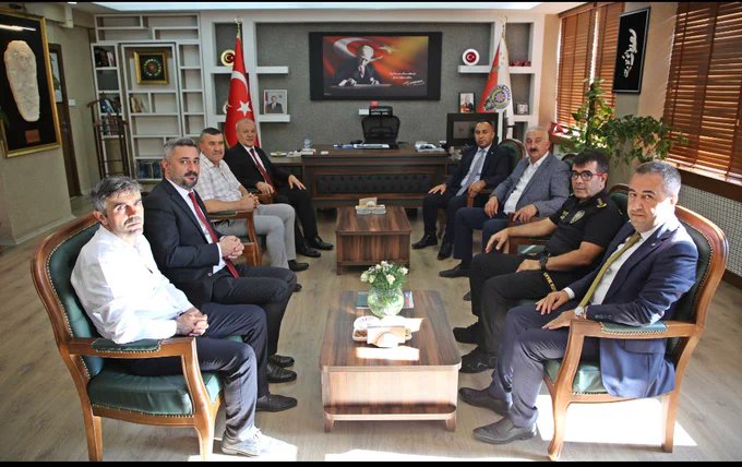 hatso30's tweet photo. Odamız  Yönetim Kurulu ve Meclis üyeleri ile birlikte İlimize yeni atanan Hakkari İl Emniyet Müdürümüz Sayın İdris Yılmaz'a hayırlı olsun ziyaretinde bulunduk. Sayın İl Emniyet Müdürümüze yeni görevinde başarılar diliyoruz. @EmniyetHakkari @TOBBiletisim @RHisarciklioglu https://t.co/HXXZRnHBfk