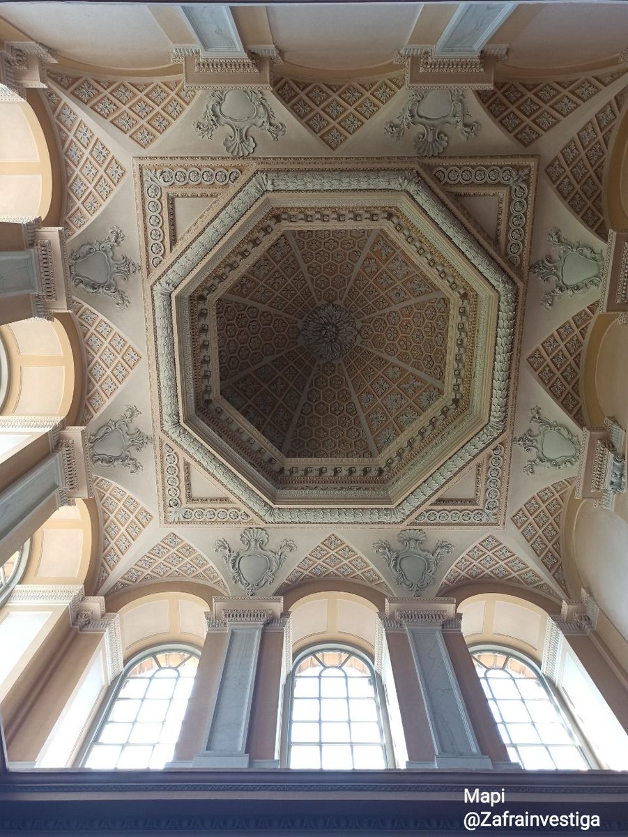 Zafrainvestiga's tweet photo. #MiradaMatemática en #PalaciodeBlenheim, cerca de #Oxford, se construyó entre 1705 y 1722 y tiene maravillas como esta cúpula #octogonal inscrita en 1cuadrado y a la vez en 4cuadrados +, o tal vez sean 4triángulos cuya base se sitúan en lados alternos del octógono
Sea como sea 😍 https://t.co/rf2JuqKnKO