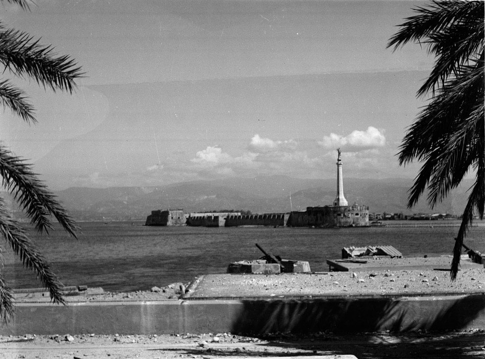 Sweepers3945's tweet photo. #OTD 1943 a Bomb & Mine Disposal Naval Party has 5 personnel killed whilst clearing booby trapped depth charges from the harbour in Messina, Sicily. Casualties include Lt Anthony Firminger RNVR who has the George Medal awarded posthumously, together with the DSM #Operators80 https://t.co/aYDavE1f2n