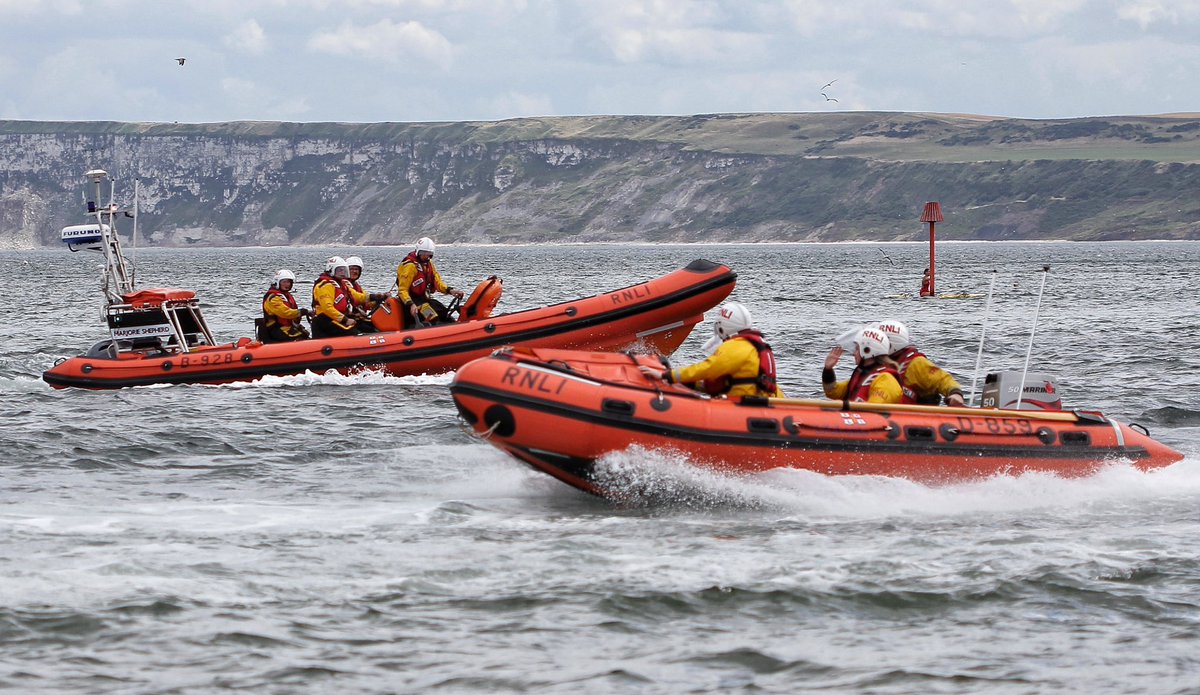 #filey #rnli. Busy day on Monday. Please remember to check tide times and direction of winds, if possible, have a mobile phone with you. If in difficulty, ☎️ 999 and ask for the coastguard. #yorkshirecoastline #coastguard #reighton #primrosevalley #paddleboarding #dinghies #swim