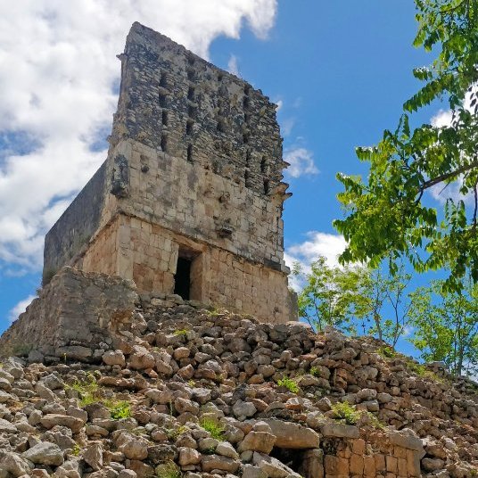 YucatanToday's tweet photo. ¿Ya sabías? 🤔
El Mirador en la zona arqueológica de Labná, posee unas ranuras en su crestería que permite la circulación del aire y protege a la construcción de tormentas y huracanes 🌀 ⛈️
¡Una ingeniosa solución ancestral! 👏🏼
📷atnavarrete
#Yucatan #ZonaArqueologica #Labna https://t.co/WYvSKNqhKm