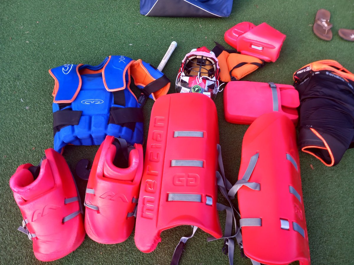 thenakedkeeper's tweet photo. 1st training session of the upcoming season with @torbayhockey. Very warm tonight. @mercianhockey #evolutionpro kit performing flawlessly as ever #teammercian #winwithmercian #winbeforeyouplay https://t.co/8z6zaUEAyQ