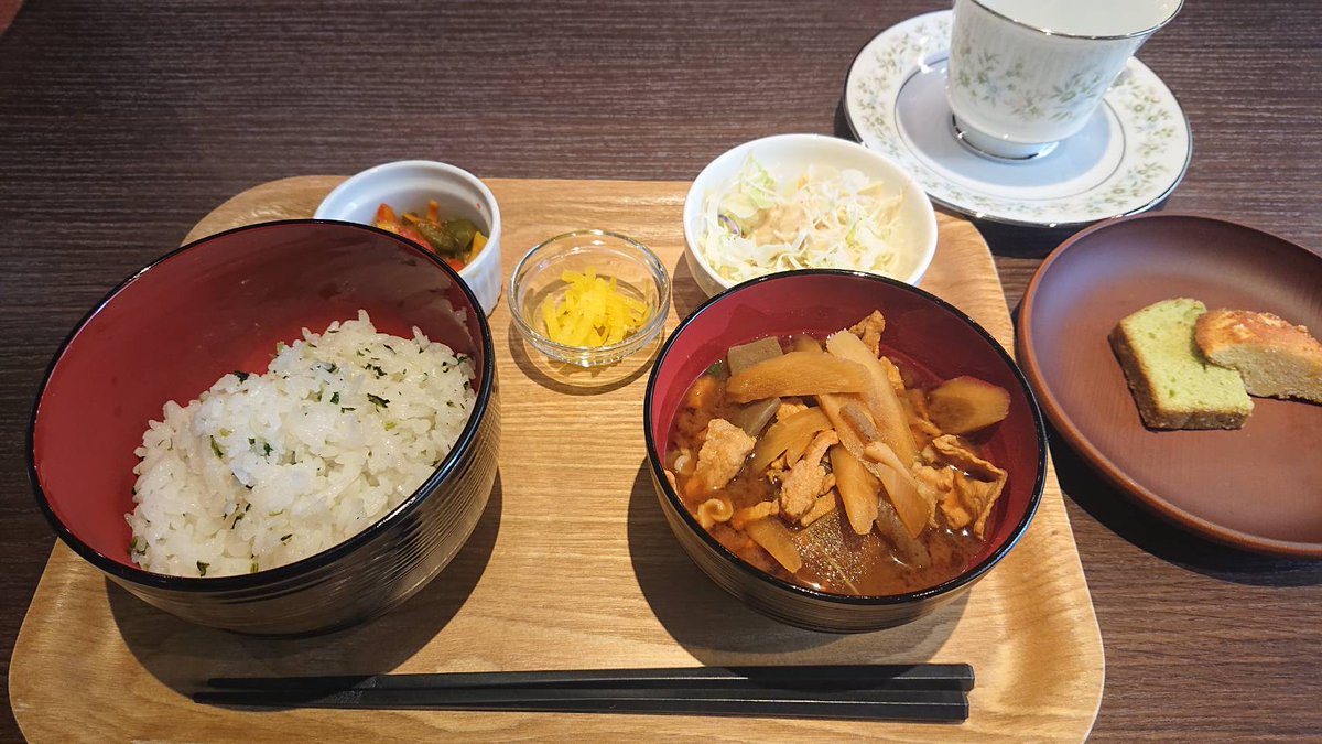 ASTB_info's tweet photo. 8/24（木）
かふぇあしたば開店のお時間です💁‍♀️

本日のまかないランチは「菜飯と豚汁」です🎵
ドリンク、プチデザート付きで700円です😃
（小鉢、プチデザートは日によって異なります）

数量限定ですので、お早めにご来店ください😆

 #稲沢市 #一宮市 #カフェ #喫茶店 #就労継続支援ｂ型 https://t.co/6k5jiWDLkF