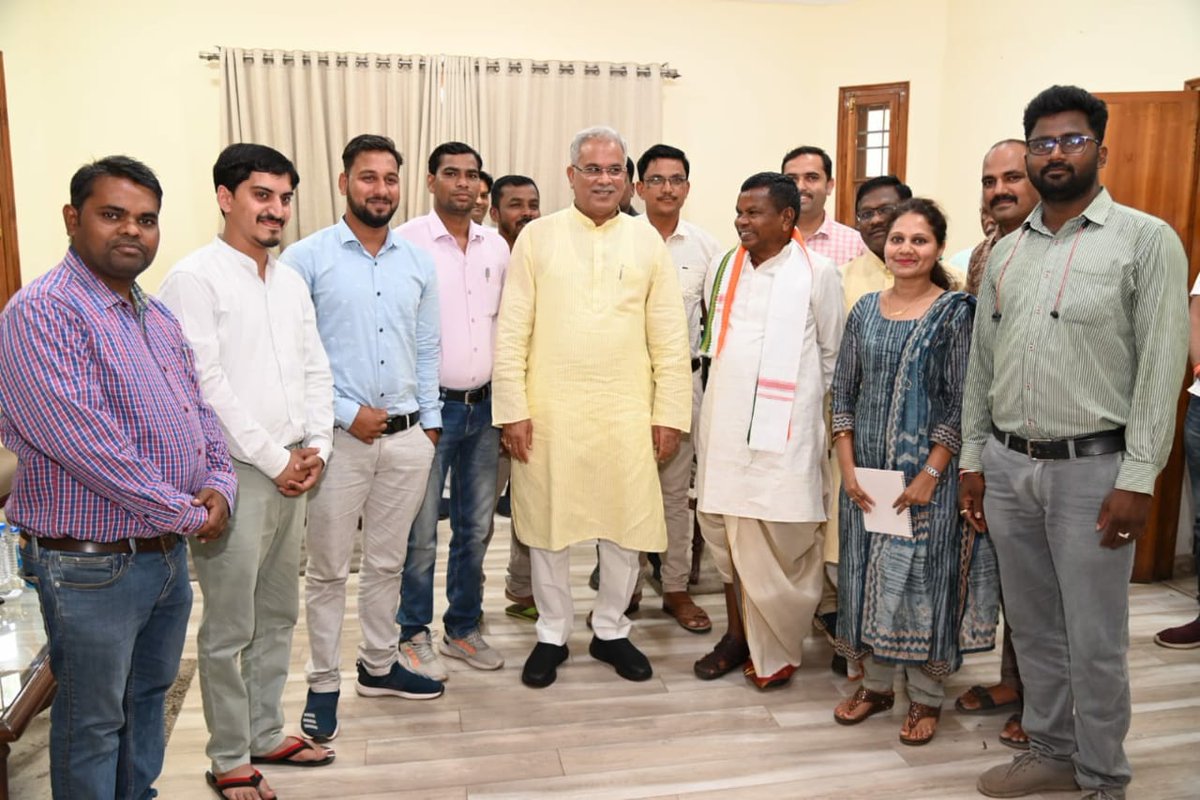 प्रदेश के यशस्वी मुख्यमंत्री महोदय जी माननीय <a href="/bhupeshbaghel/">Bhupesh Baghel</a> जी को जन्म दिवस की हार्दिक शुभकामनाएं एवम बहुत बहुत बधाई।।

आपके जन्म दिवस पर मैं छत्तीसगढ़ के 45 हजार संविदा कर्मचारियों के नियमितीकरण की मांग करता हूं। आप अपने जीवन के इस सुअवसर को 45 हजार संविदा कर्मचारियों के जीवन