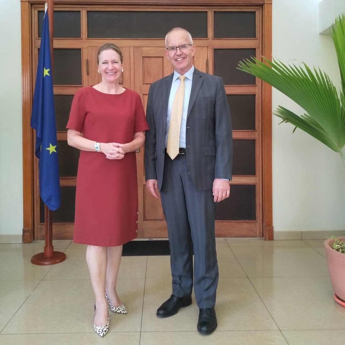 L'équipe Europe au #Bénin: Un grand plaisir d'échanger avec le nouvel ambassadeur d'Allemagne 🇩🇪 près le Bénin 🇧🇯, S.E.M. Stefan Buchwald. Bienvenue à #Cotonou et bonne coopération, cher collègue!
#TeamEurope #PlusFortsEnsemble