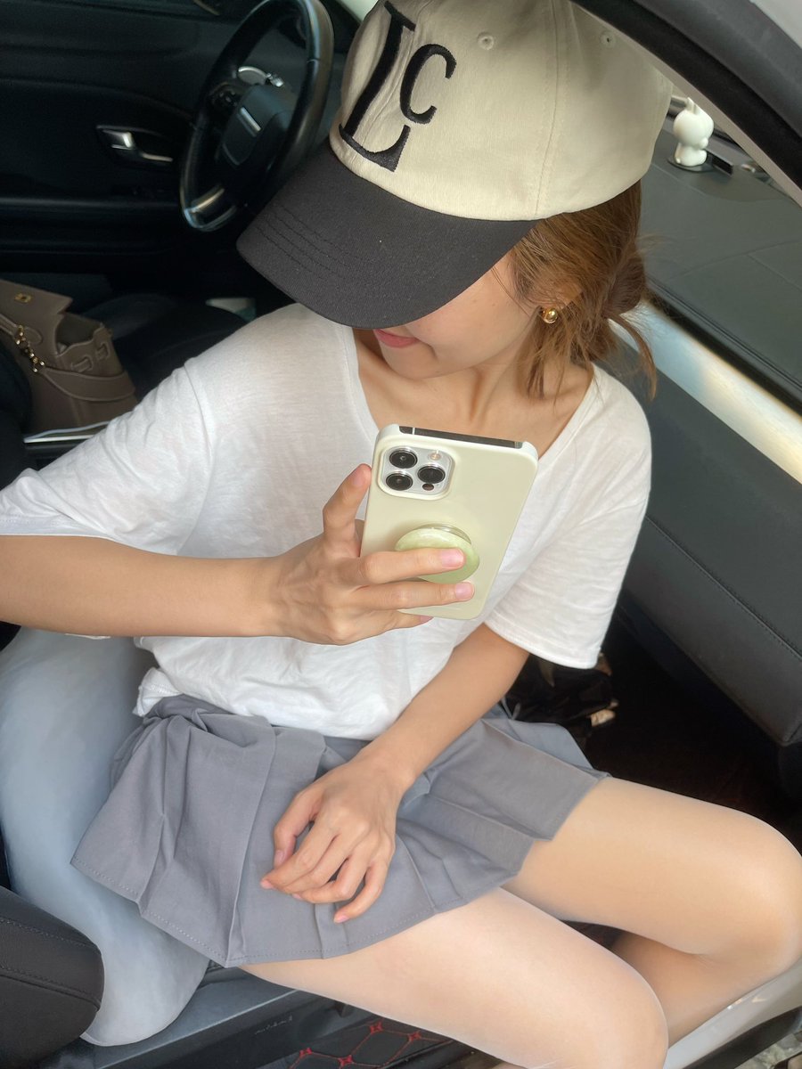 来，给姐姐按下腿。按舒服了今晚包下你！

#丝袜美腿 #原味丝袜 #反差 #足交 https://t.co/BKx6nCD0kP