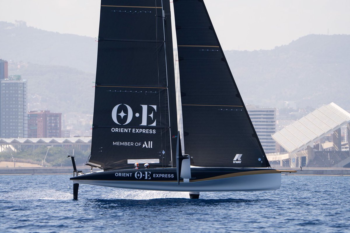 Premier vol de l’AC40 Orient Express Racing Team à Barcelone ! Ça sent bon la Cup… ⁦<a href="/oe_teamofficial/">Orient Express Racing Team</a>⁩ ⁦<a href="/americascup/">americascup</a>⁩