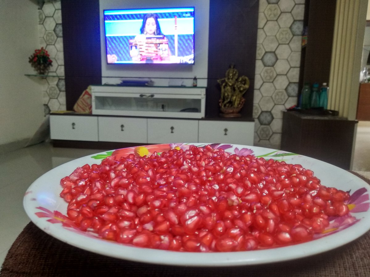Arjun_San7osh's tweet photo. Why Girls are so obsessed with 🍿
.
.
.
The Pomegranate seeds are the best with health benefits https://t.co/Ab37ibudVy