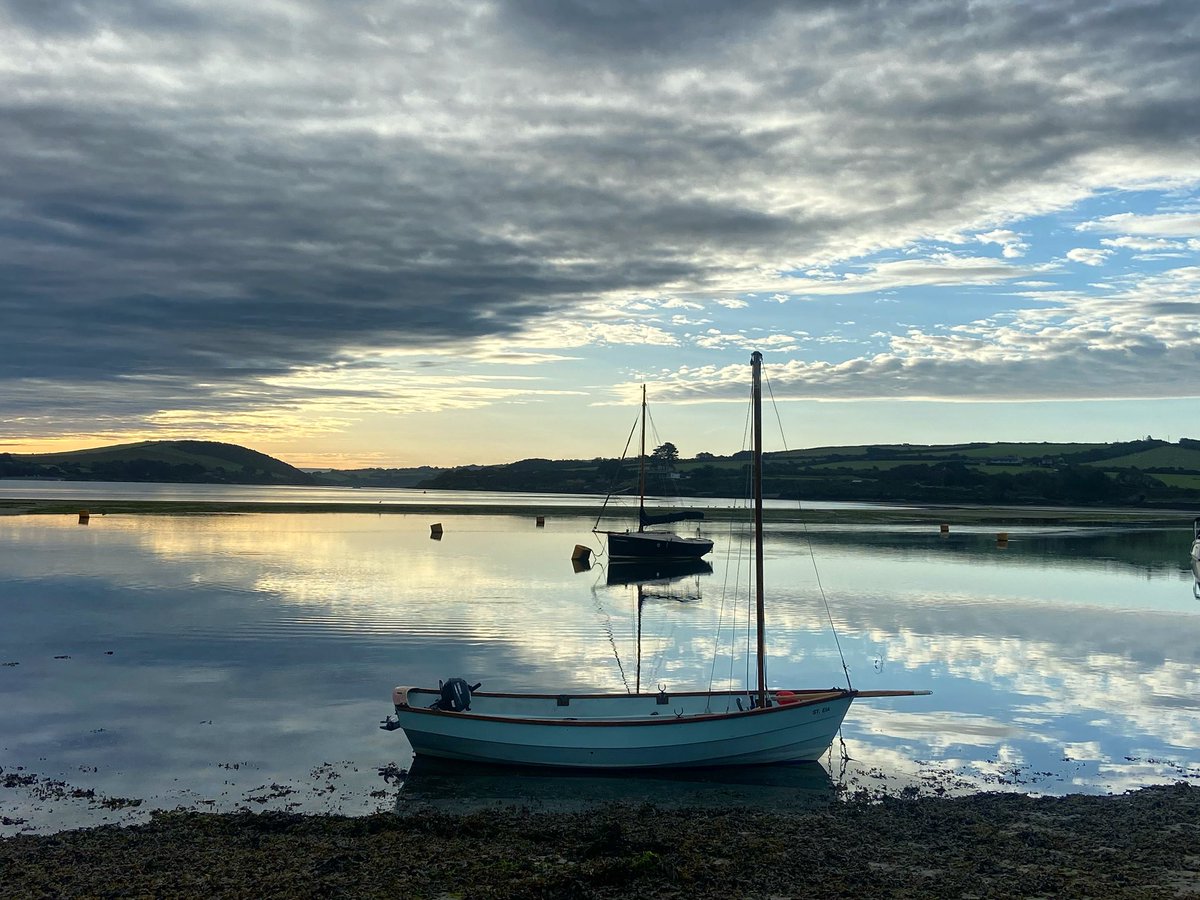 🔥skies with Glass 🧊 reflections #cornishshrimper #camelestuary #padstow #kernow #cornwall @beauty_cornwall 💕