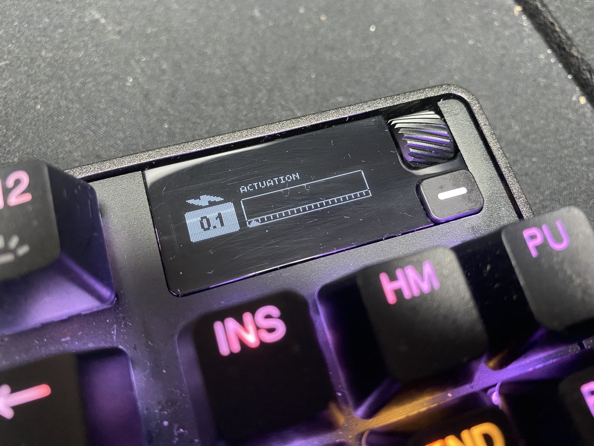 SteelSeriesJP's tweet photo. Apex ProシリーズではRapid Trigger機能のON/OFF設定がSteelSeriesロゴ＋Ｔキーで切り替え可能になります。

Rapid TrigerがONの場合は作動レベルキーが紫色に点灯します。レベル1の場合は数字1のキーが、5であれば1から5のキーが光ります。
この設定自体はオンボードで行うため、GGが入っていないPCでも動作が可能です。
（GGが入っているPCで設定を行った場合、GGの設定が上書きされます）

また、OLED液晶付きのApex Proをお持ちの場合、OLEDメディアキーを押し続けてOLEDメニューにアクセス、
下にスクロールし「Actuation」メニューを選択し、
Rapid Trigger機能を有効にするとこの画面に小さな稲妻のアイコンが表示されますようになります。