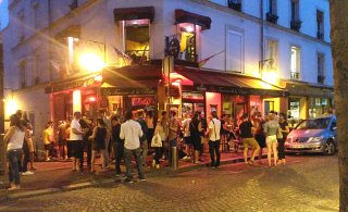 __Verlaine__'s tweet photo. J'avoue être dubitatif le soir dans Paris, à la vue de ces gens, tous la même dégaine d'écolo-bobo, qui après avoir garé leur engin électrique, se trémoussent drapés dans leur vêtement plein de polyester et de nylon, avec ce satané sac à main en cuir, envahir en hurlant l'espace public hors des bistrots, griller leur clope, tout en pianotant sur le dernier IPhone made in China, pour chercher dans le Cloud les photos de leur voyage à Zanzibar, où ils sont fiers de raconter comment ils ont protégé la planète à manger des algues pourtant indispensables à la biodiversité...
Les mêmes qui viendront nous parler d'écologie.
Baltringues !

[Vieille photo d'illustration prise à la Butte aux Cailles - Paris 13]