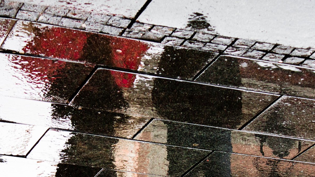 Naiset kohtaavat usein toistuvaa ja miehet kertaluonteista väkivaltaa. Parisuhteen ulkopuolella väkivaltakokemuksia on lähes puolella väestöstä. Miehet joutuvat kokemaan tyypillisesti fyysistä väkivaltaa, naiset seksuaaliväkivaltaa. Uutinen: tilastokeskus.fi/uutinen/vakiva… #väkivalta