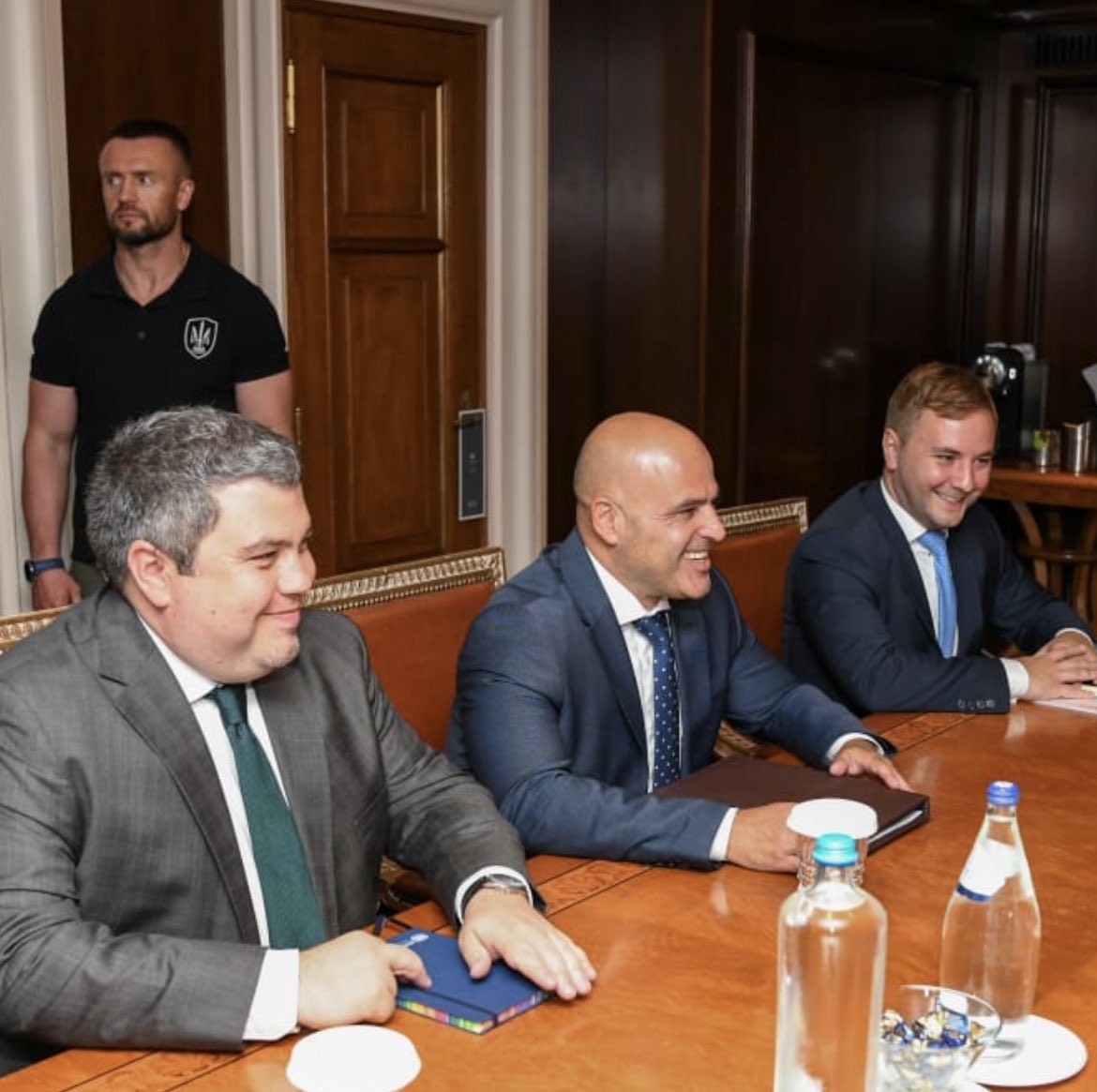 КОГА ЌЕ ПРАША НЕКОЈ ЗОШТО СИ ОДИШ ОД МАКЕДОНИЈА?

МУ ЈА ПОКАЖУВАШ СЛИКАВА⬇️