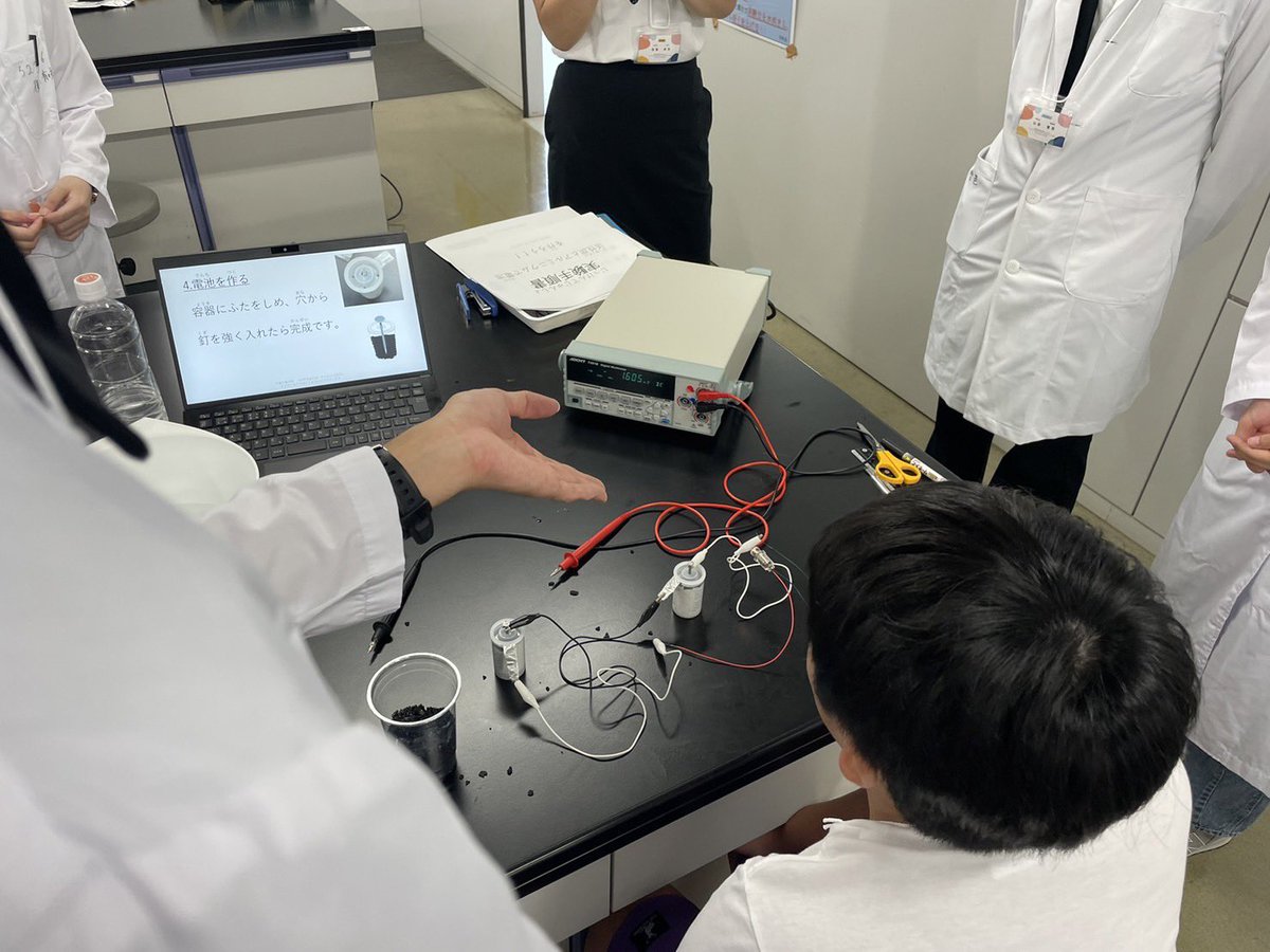 oitchemproject's tweet image. 先日8/18（金）大阪工業大学10号館7階の実験室にて、『化学であそぼ！サイエンスラボ〜自分で作る！？活性炭電池！〜』を開催しました！
主に小学生を対象とし、身近にある材料で電池を作ることで、電池の仕組みや種類を学びました。
今イベントに参加して下さった皆様、ありがとうございました！