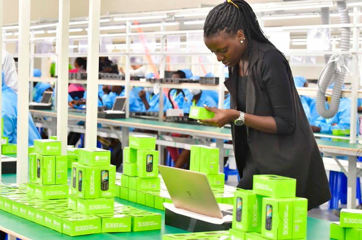 AfricaFactsZone's tweet image. Uganda exported 18,000 smartphones to Morocco in 2020. It also exports phones to Hungary.

It sold over 400,000 phones in 2020.

Ugandan ICT factory, Engo Holdings Limited produces them for SIMI Mobile, and employs 400 Ugandans.
