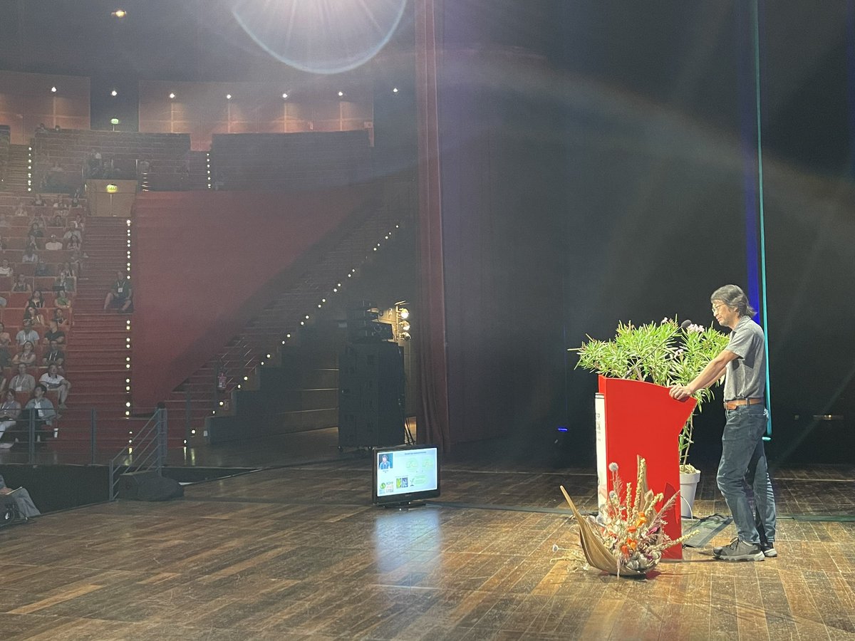 KamounLab's tweet photo. We now welcome Sheng Yang He @DukeU with two studies on bacterial effectors and plant immunity #ICPP2023 https://t.co/ed5FxzLF6W