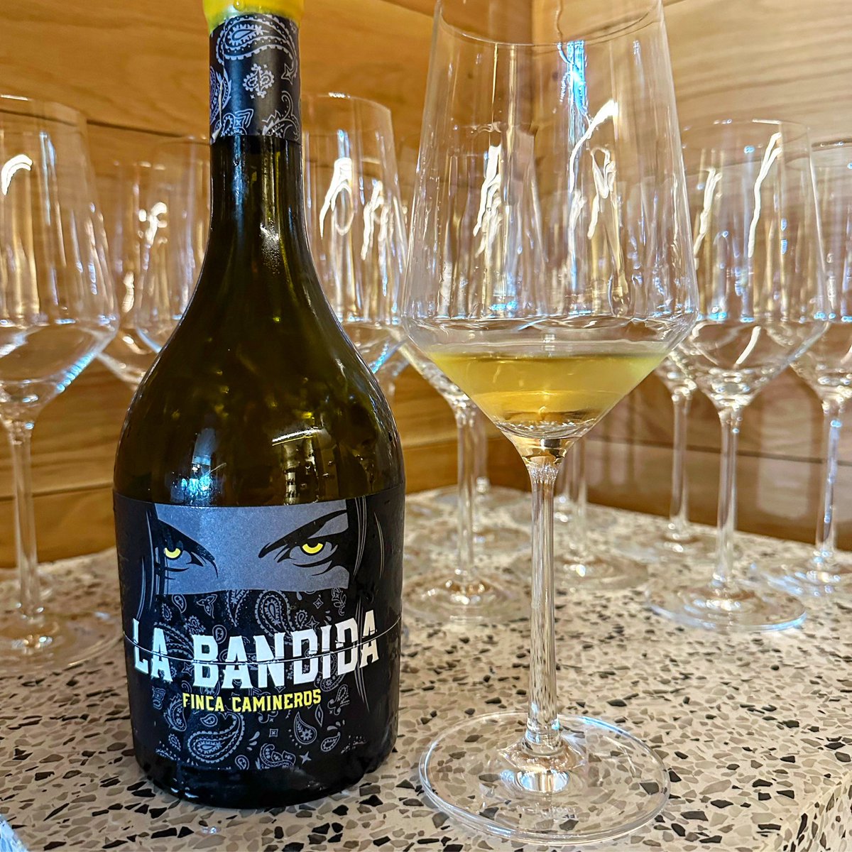 🏰 La Bandida
🍷 Finca Camineros
🗺 #ribeiro
🍇 #treixadura 

🎯 Ubicada en el Valle del Avia, con suelo granítico con texturas franco-arenosas.

Amarillo verdoso, con tonos dorados, aromas a manzana e hinojo. Vino fresco, potente y persistente.