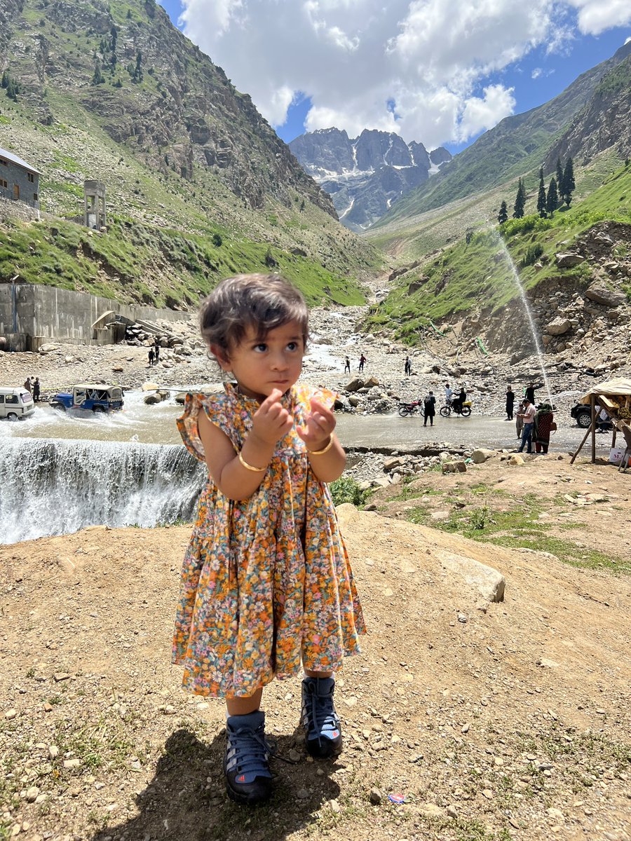 When your 13 months and learnt to walk and your mum thinks it’s a good idea to take you on a scours trip to northern pakistan.

Let’s take time to admire Aryas hiking boots 😂