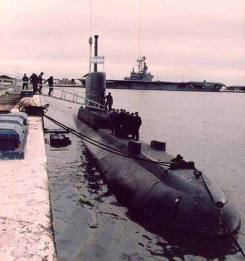 histarmar's tweet photo. Submarino Clase 209
El "San Luis" en Puerto Belgrano con el portaaviones "25 de mayo" al fondo
#histarmar https://t.co/MO2Z2Rh3gb