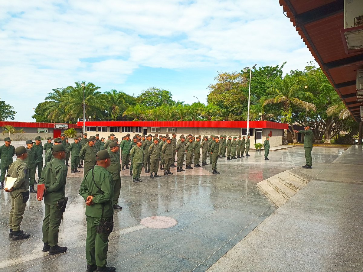 monagas_GNB51's tweet photo. Desde el patio de honor Batalla de Barbula, se efectuó formación de lista y parte del personal Militar adscritos a esta Unidad Superior bajo la supervisión del Cnel. 2do Cmdte. y jefe del estado mayor del @monagas_GNB51 https://t.co/8WS2KfbWfO
