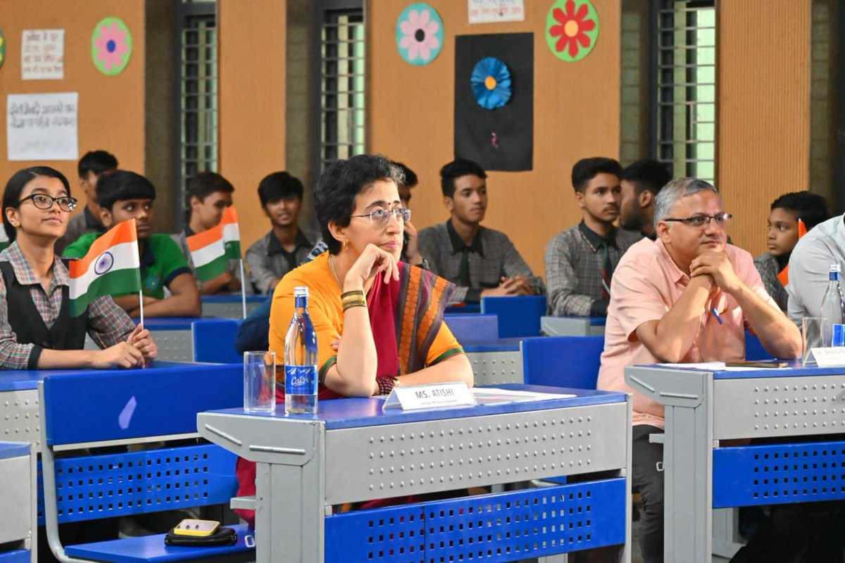 AtishiAAP's tweet image. All set for Chandrayaan 3’s historic moon landing; watching it with India’s future scientists and astronauts at a Delhi Govt School! 

Nervous, excited and praying for the best!

#Chandrayaan3Landing
