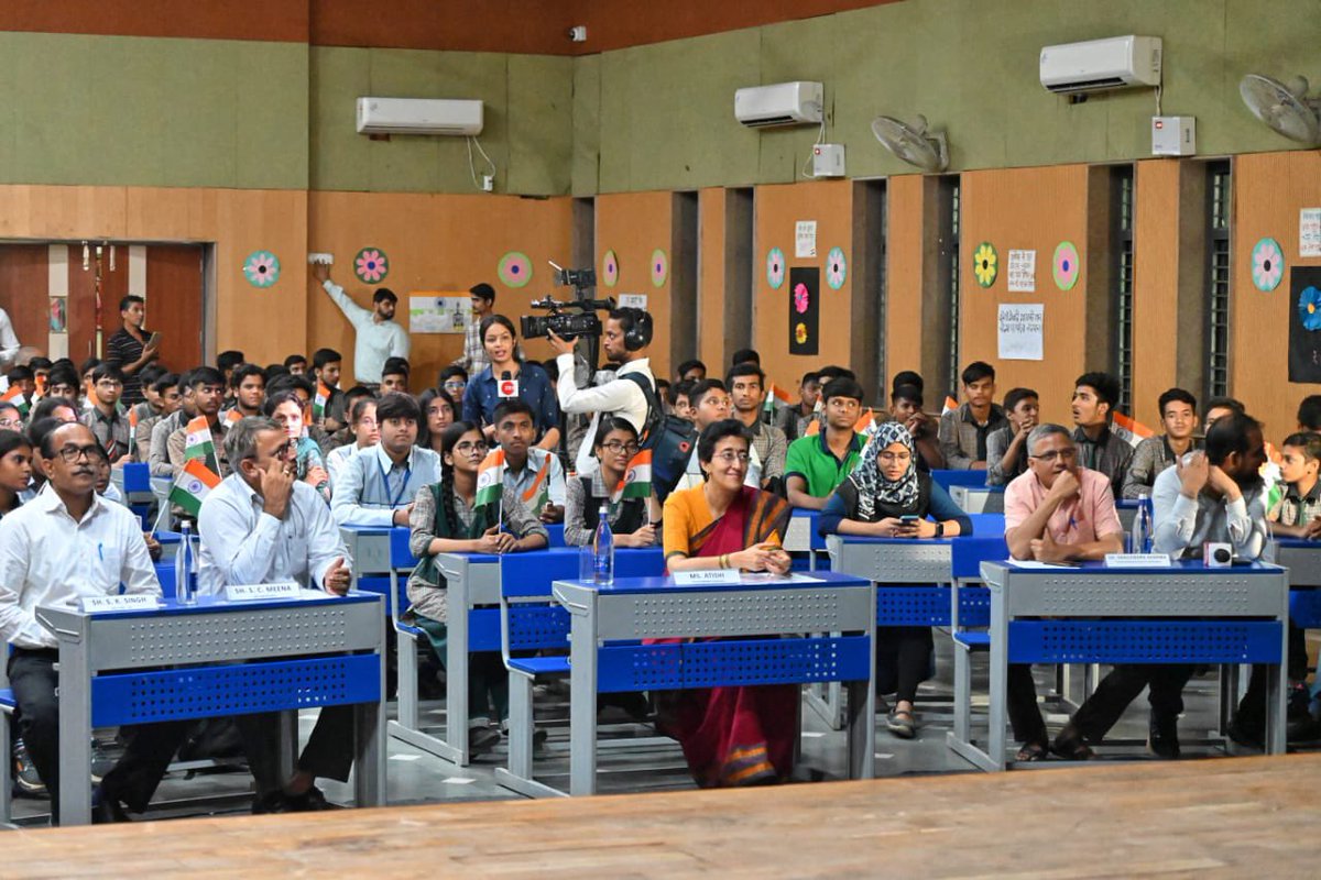 AtishiAAP's tweet image. All set for Chandrayaan 3’s historic moon landing; watching it with India’s future scientists and astronauts at a Delhi Govt School! 

Nervous, excited and praying for the best!

#Chandrayaan3Landing