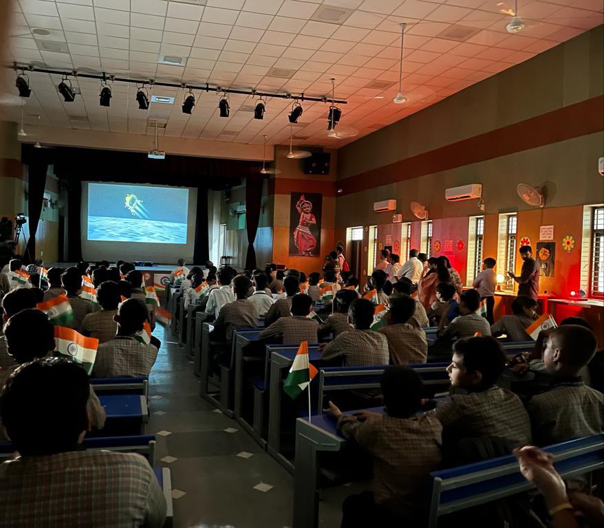 AtishiAAP's tweet image. All set for Chandrayaan 3’s historic moon landing; watching it with India’s future scientists and astronauts at a Delhi Govt School! 

Nervous, excited and praying for the best!

#Chandrayaan3Landing