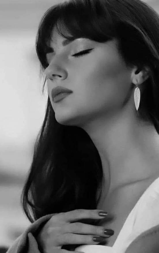 سألوهآ ..!! هل إشتقتِ له ..؟ 
تجآهلت الإجآبه وأدآرت ضهرهآ 
و مشت ......و أغمضت عينيهآ 
و هي تردد كثيرآ...كثيرآ ..