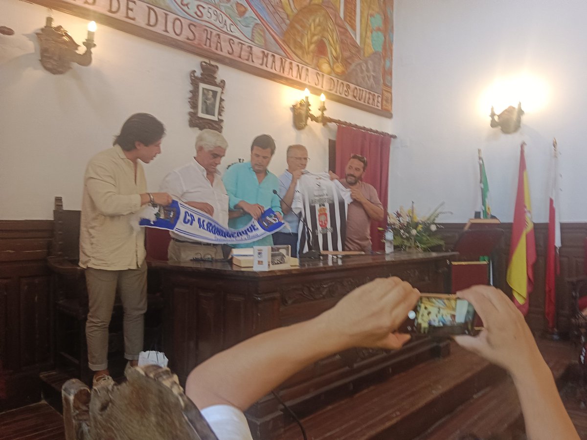 CPAlburquerque's tweet photo. 🚨 OFICIAL 🚨
🖋️Imágenes del convenio del C.D Badajoz y C.P Alburquerque.
Muchas gracias a la directiva y equipo del Badajoz por venir.
Nos vemos pronto.
#SentimientoAzulyBlanco 💙🤍💙🤍 https://t.co/KqZB0BiI17
