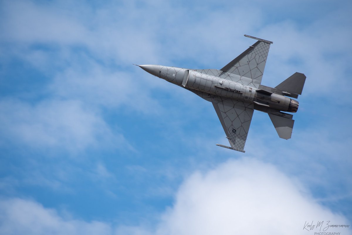 The underbelly of the F-16 Viper Demo Team aircraft 😍 
*
#f16 #f16viperdemoteam #f16viper #captaimeerebelfiedler #rebelfiedler16 #shawafb #20thfighterwing #yellowstoneinternationalairshow #usaf #bil #billings #montana #aviationphotography #nikon #nikonphotography #veteranartist