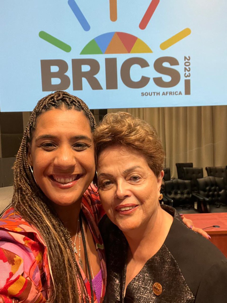 Anielle Franco (@aniellefranco) on Twitter photo Querido diário, hoje estive no BRICS com a nossa presidenta, vendo como é bom estar do lado certo da história! 😌❤️ Voltamos querida! 🌍 <a href="/dilmabr/">Dilma Rousseff</a> Querido diário, hoje estive no BRICS com a nossa presidenta, vendo como é bom estar do lado certo da história! 😌❤️ Voltamos querida! 🌍 <a href="/dilmabr/">Dilma Rousseff</a>