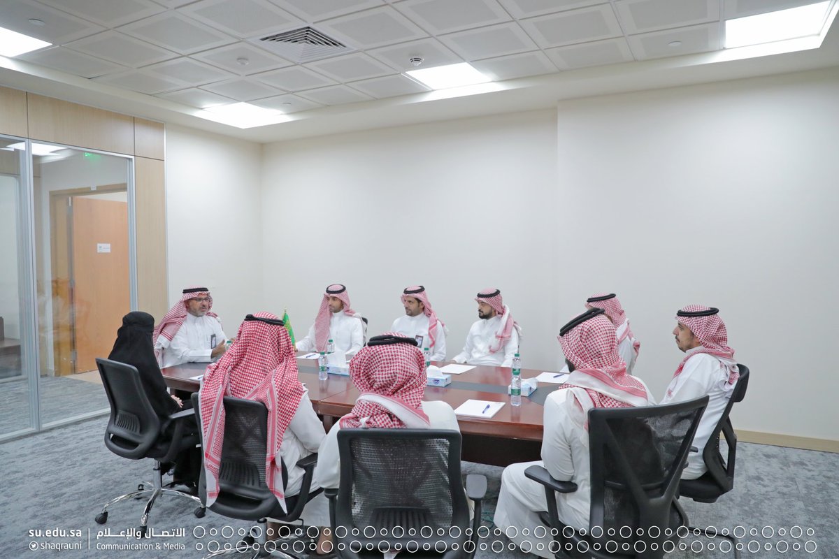ShaqraUni's tweet photo. رئيس #جامعة_شقراء د. علي بن محمد السيف يزور عمادة القبول والتسجيل ويطلع على آلية سير العمل ويشكر فريق العمل بالعمادة على الجهود المبذولة خلال فترة القبول والتسجيل للعام الجامعي الجديد. https://t.co/Bez6FnBRyI
