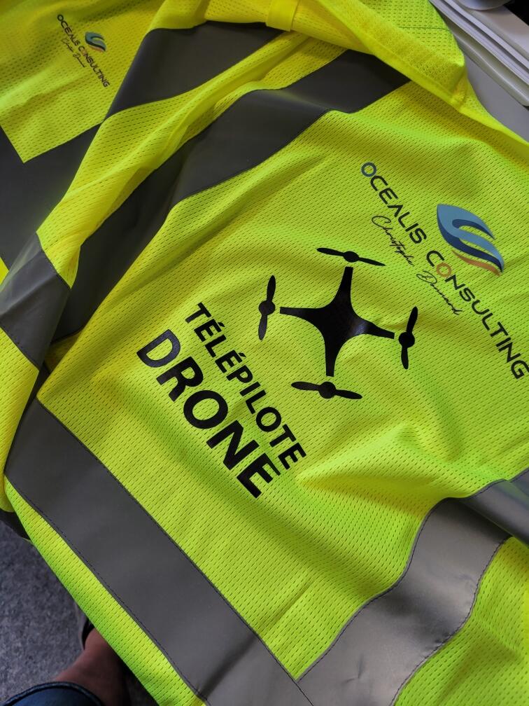 fl_graphisme's tweet photo. Réalisation du gilet de sécurité jaune personnalisé aux couleurs de l'entreprise Ocealis Consulting.
#giletjaune #ocealisconsulting #télépilote #drone https://t.co/YGr58MgKSw