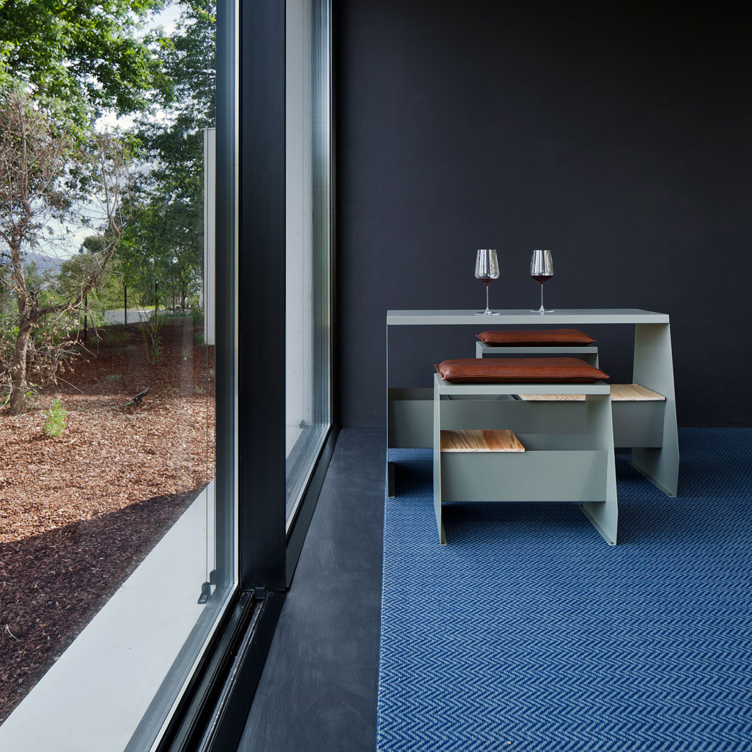 ON-Galpón é unha solución de equipamento para os hoteis #PepeVieira deseñada para dar apoio ás necesidades propias dun espazo de dormitorio, estar e, ocasionalmente, comedor ou zona de traballo. cenlitros.com/on-galpon
_
Fotografía <a href="/Roibradbury/">Roi Alonso</a>