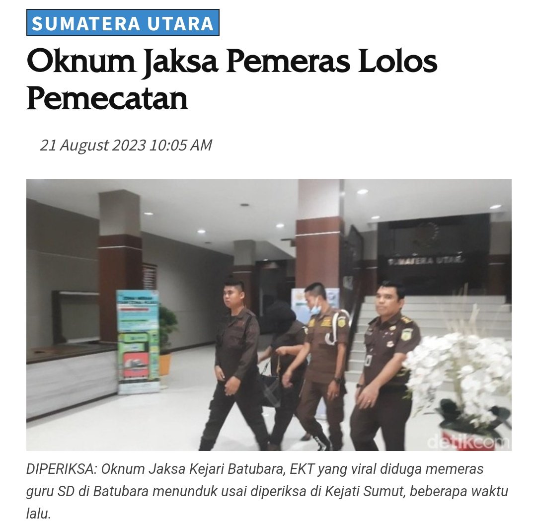 mazzini_gsp's tweet photo. Update kasus Jaksa yg memeras Guru SD uang puluan juta. 
PELAKUNYA GAK JADI DIPECAT 🙃 Pelaku (EKT) cuma turun jabatan staff biasa.
Pas kasusnya viral pada Mei lalu, banyak petinggi Kejaksaan kompak merasa sedih lalu berjanji akan menghukum berat bahkan tak segan memecat EKT.
Namun seiring kasus anyep, bahkan warga udah banyak yg lupa, si mantan Jaksa EKT bisa bernafas lega karena masih dipertahankan di lembaga itu. 
Sementara bagi pihak korban nya. Hal ini menandakan perjuangan para korban mencari keadilan pun belum selesai.