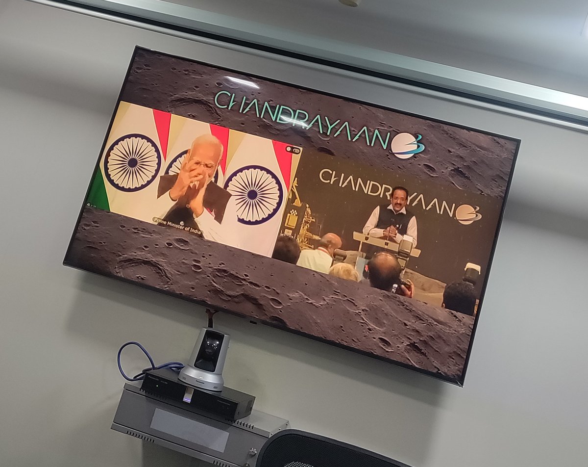 Dazzler_Chauhan's tweet photo. India is now on the moon, world ko kaho copy that 🇮🇳🇮🇳🇮🇳
#Chandrayaan3 #Chandrayaan3Landing #ISRO #IndiaOnTheMoon https://t.co/7YBFeq05aE