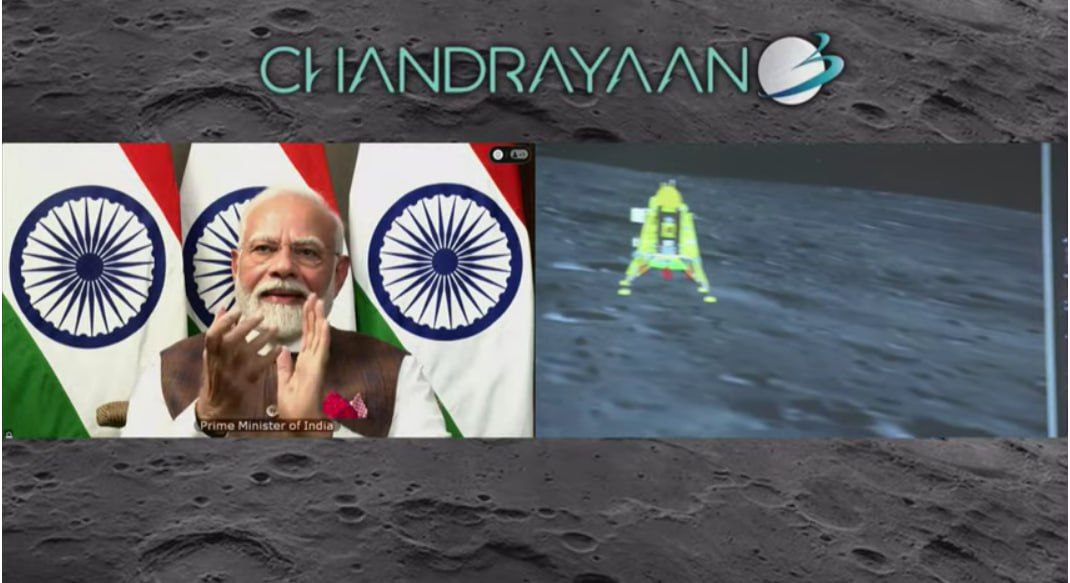 #Chandrayaan3
चंद्रयान 3 चांद पर सफल लैंडिंग भारत ने रचा इतिहास 🇮🇳🇮🇳
बहुत बहुत बधाई