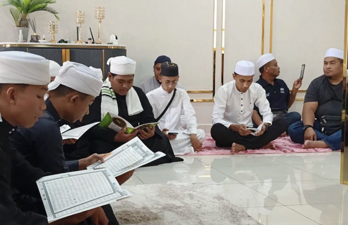 Aneym's tweet photo. إِنَّا لِلّهِ وَإِنَّـا إِلَيْهِ رَاجِعون

اللَّهُمَّ اغْفِرْ لَهُ وَارْحَمْهُ وَعَافِهِ وَاعْفُ عَنْهُ

Takziah #baddrolbakhtiar sekeluarga atas pemergian Ayahanda. https://t.co/07O8T8XnO4