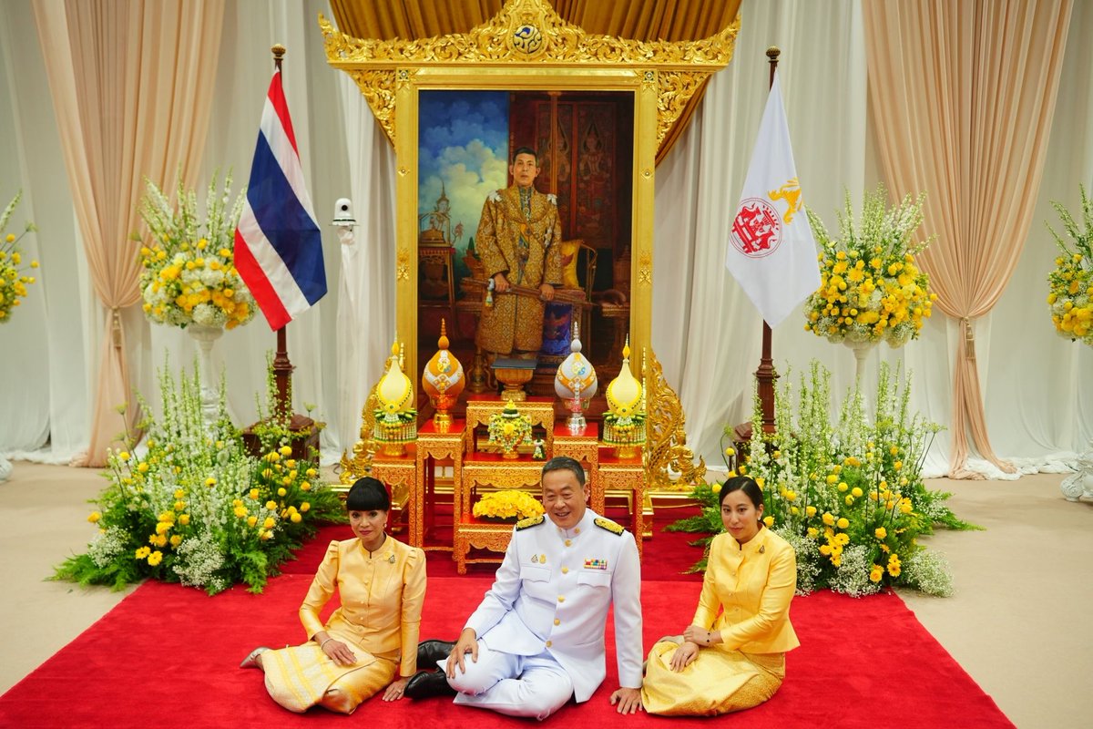 ThaiPBS's tweet photo. #เศรษฐา ทวีสิน #นายกรัฐมนตรีคนที่30 ของไทย ถ่ายภาพร่วมกับ พญ.พักตร์พิไล ทวีสิน ภริยา (ซ้าย) และ ชนัญดา ทวีสิน บุตรสาว (ขวา) ภายหลังรับสนองพระบรมราชโองการโปรดเกล้าฯ แต่งตั้งเป็นนายกฯ 
.
📌 อ่านต่อ : https://t.co/svcjPFghrW 
#โหวตนายกรอบ3 #ThaiPBS
.
📖 อ่านเพิ่มเติม :
• เปิดโผ "ครม.เศรษฐา 1" เพื่อไทยคุมกระทรวงเศรษฐกิจ
https://t.co/66kQq9PlgV