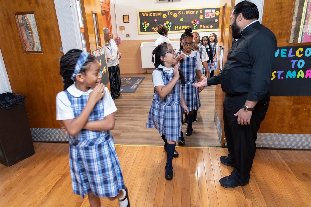 WashArchdiocese's tweet image. Yesterday, our @ADWCathSchools began welcoming students back for their #ADWFirstDay! Students at St. Mary&apos;s School in Landover Hills received a warm welcome before beginning their school year together in prayer. #ADWCommUNITY