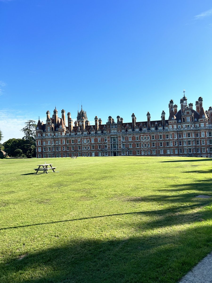 PBcompletecoach's tweet photo. @RoyalHolloway absolutely stunning in the brilliant summer sunshine #lunchtime #wellbeingatwork https://t.co/pVFIWOJq78