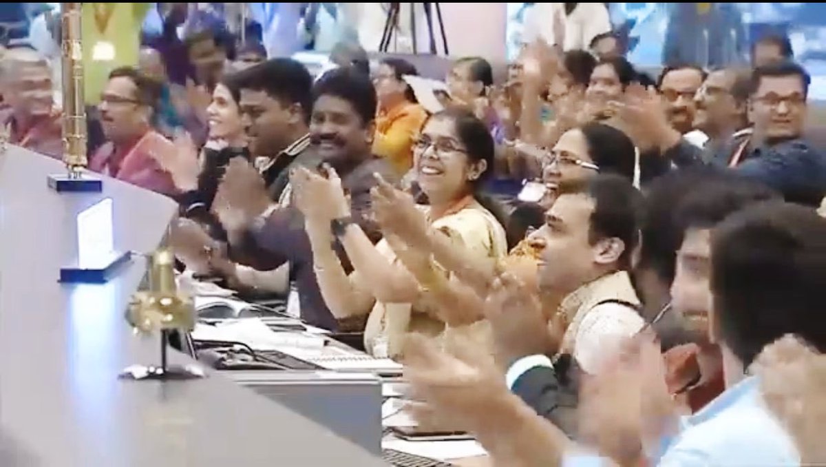 जय हिंद🇮🇳
अब चांद हमारी मुट्ठी में !!
<a href="/isro/">ISRO</a> वैज्ञानिकों के कठिन तपस्या, अथक परिश्रम एवं सर्वश्रेष्ठ प्रौद्योगिकी क्षमता के बल पर आज भारत ने इतिहास रच दिया है। आज भारत का तिरंगा 🇮🇳 चाँद की सतह पर पहुंच गया है। हर भारतीय के लिए यह गौरव का पल है।