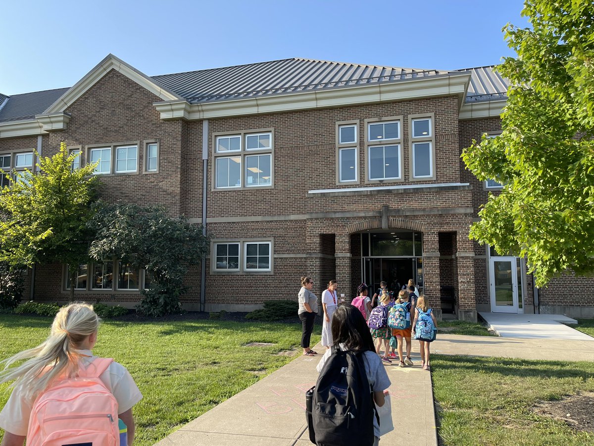 IHSchools's tweet photo. Fist bumps and high-fives as we welcome our Braves home! #BraveFirstDay #IHPromise https://t.co/b9OO8zzLef
