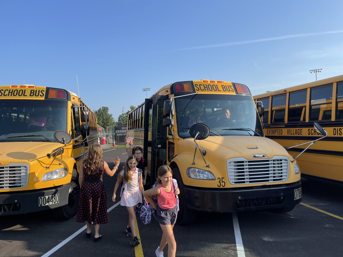 IHSchools's tweet photo. Fist bumps and high-fives as we welcome our Braves home! #BraveFirstDay #IHPromise https://t.co/b9OO8zzLef