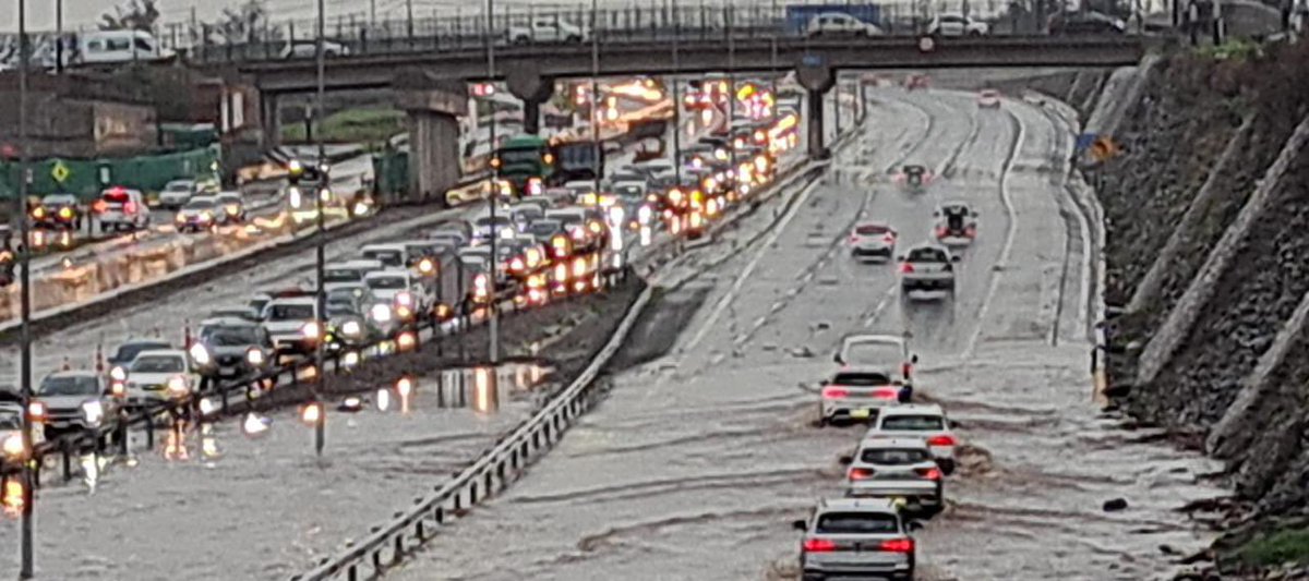 germancodina's tweet photo. 🔴Taco kilométrico por anegamiento de carretera acceso sur @RutaMaipo Deberían devolver lo pagado en peaje y TAG hoy día @mop_chile https://t.co/jnnosb9yLi